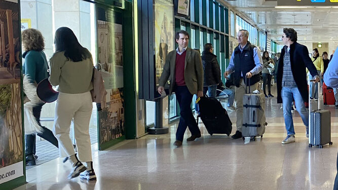 Viajeros en la terminal de llegadas del Aeropuerto de Jerez.