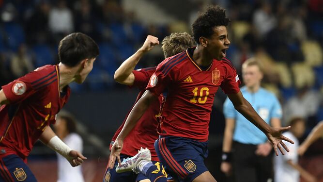 Lamine Yamal celebra un gol durante la semifinal de la Copa Mundial Sub-17  de la UEFA entre España y Francia en mayo.