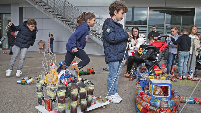Varios niños con sus latas esperan el comienzo del arrastre en la Plaza Andalucía.