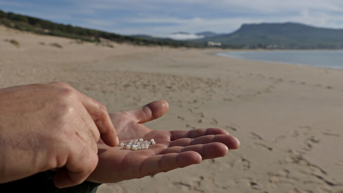 Fotos del vertido de pellets en las playas de Tarifa