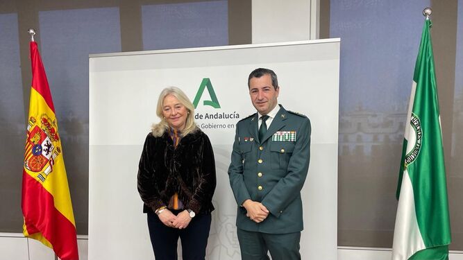Mercedes Colombo junto al nuevo coronel jefe de la Comandancia de la Guardia Civil.