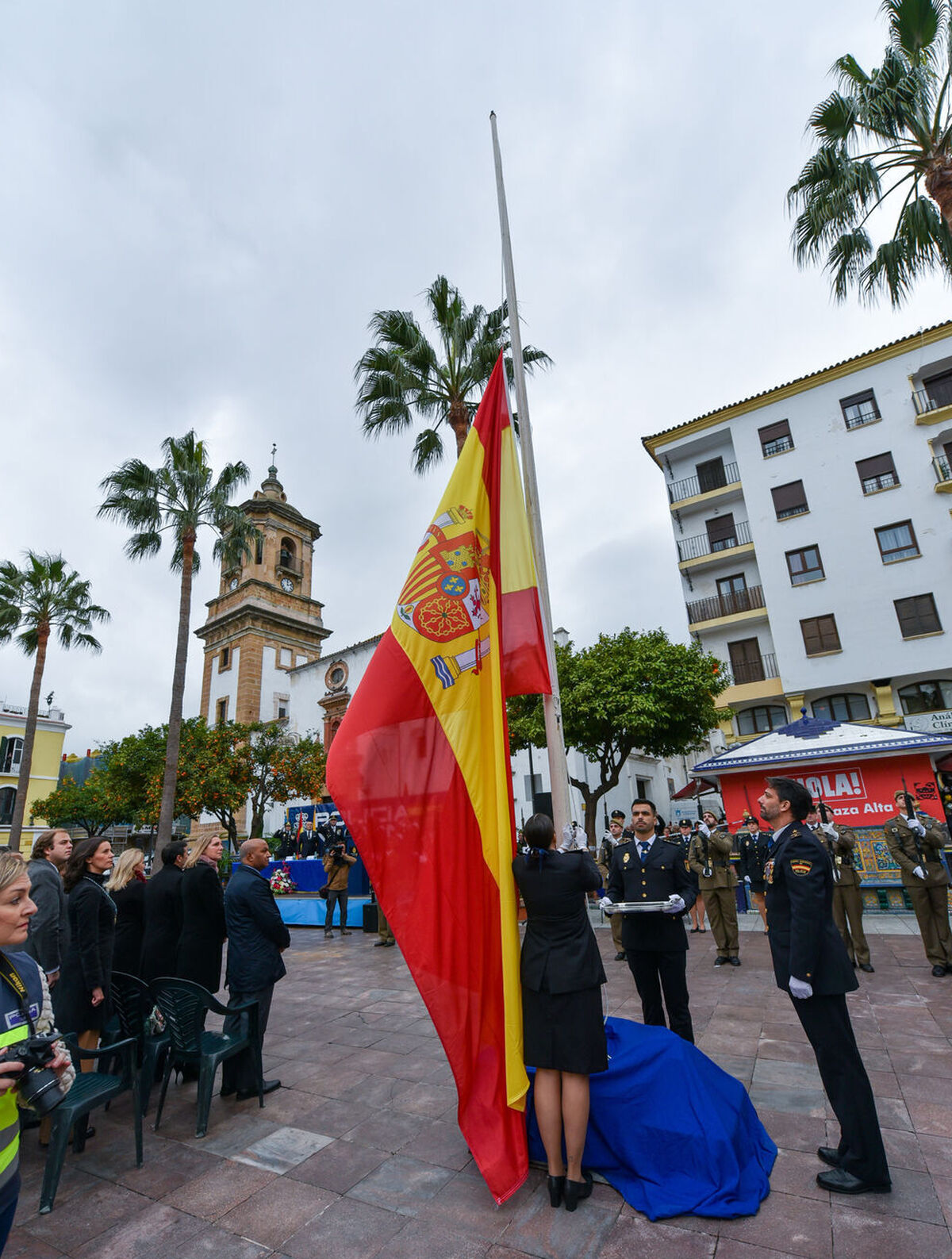 Izado de la bandera de España en la Plaza Alta de Algeciras.