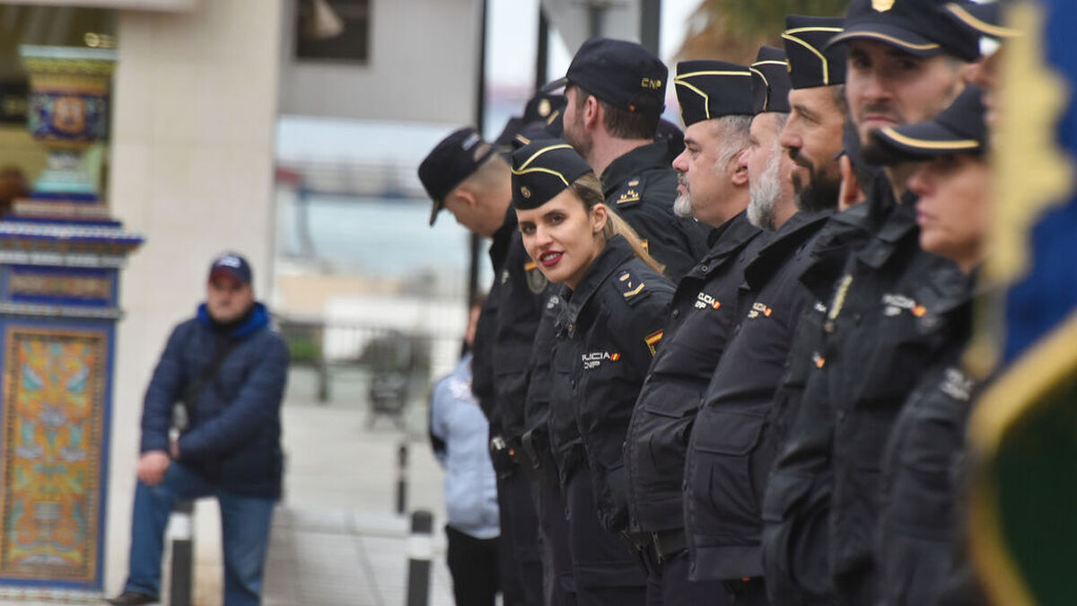 Varios policías nacionales, instantes antes del acto oficial en Algeciras por el 200 aniversario del cuerpo.