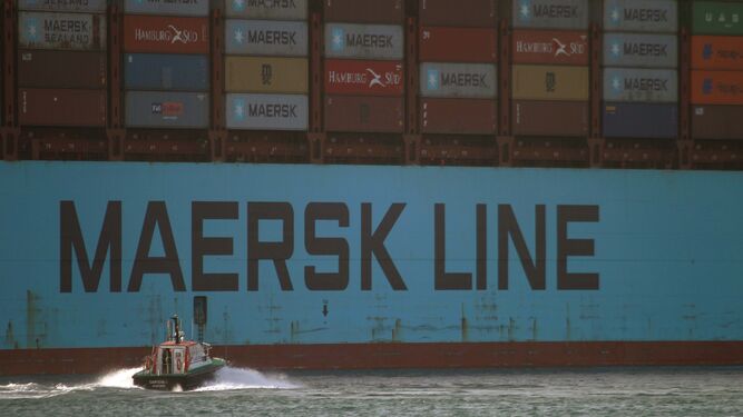 Un buque de Maersk en el entorno del Puerto de Algeciras.