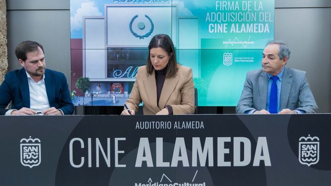 Momento de la firma para la adquisición del Cine Alameda por parte del Ayuntamiento de San Fernando.