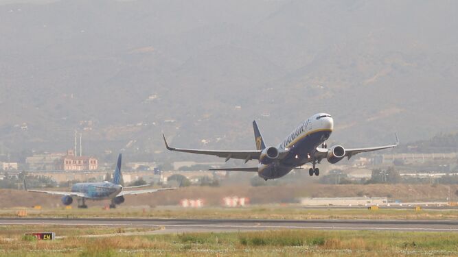 Avión despegando del aeropuerto de Málaga.