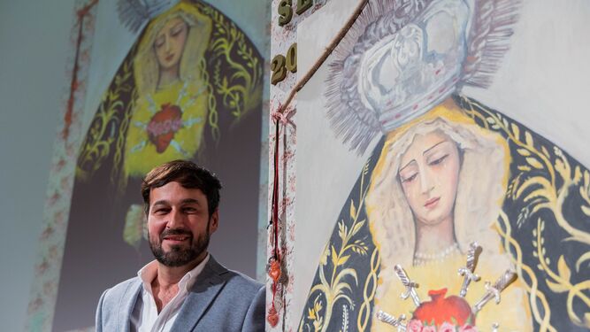 Un original collage de los Servitas anuncia la Semana Santa de San Fernando. El autor, David Pardal, junto a su obra.