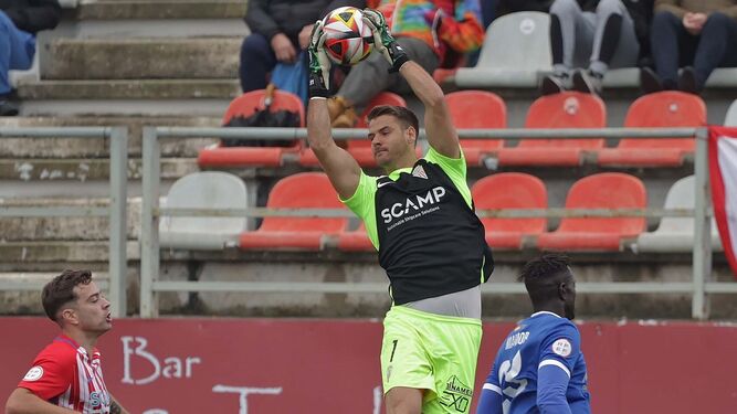 Marcos Lavín agarra el balón por alto.