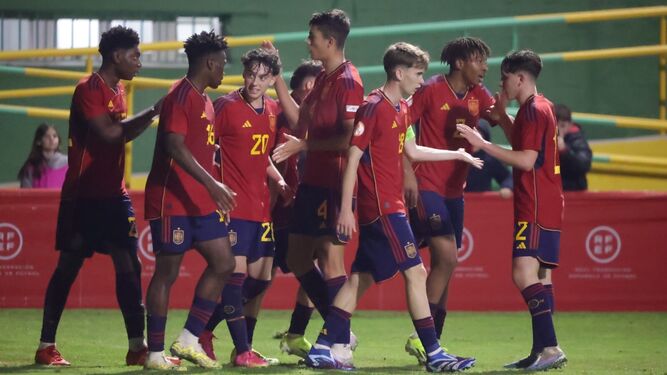 La sub-17 española celebra uno de sus goles.