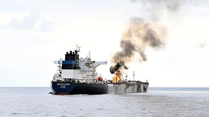 El petrolero 'Marlin Luanda', durante el incendio que sufrió.