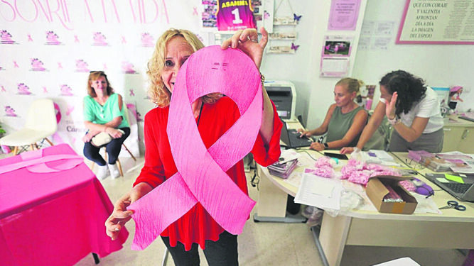 Miembros de la Asociación de mujeres operadas de cáncer de mama de Málaga, durante la preparación de una campaña, en una imagen de archivo.