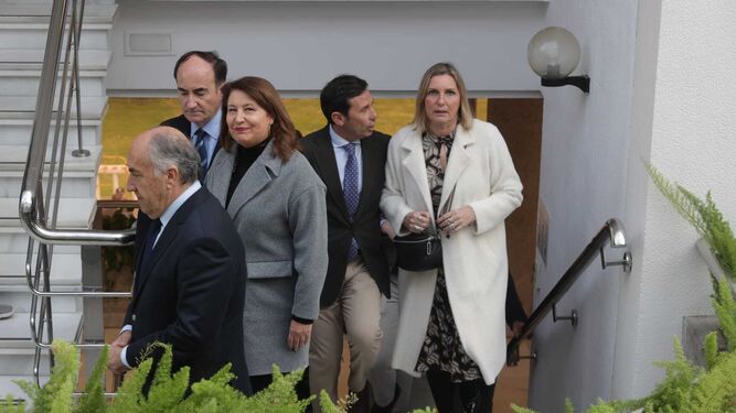 Carmen Crespo, en el centro, en su visita a Algeciras.