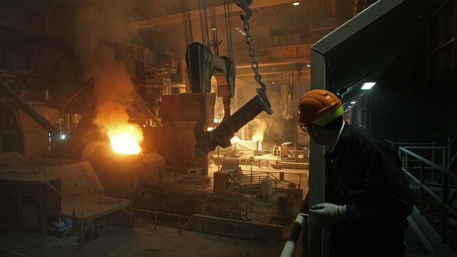 Un trabajador observa uno de los procesos en la factoría de Acerinox Europa.