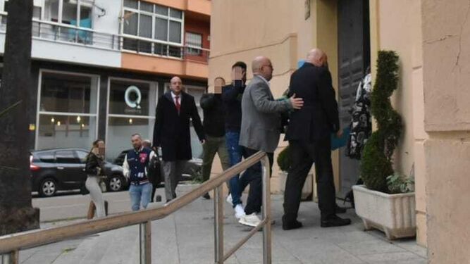 Antonio Tejón Carrasco entra este jueves en la sede de la Audiencia de Cádiz, en Algeciras, junto a su abogado, Gonzalo Boye, y otros condenados.