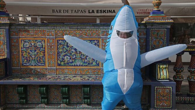 Un tiburón descansa una tarde de Carnaval de 2023 en la plaza Alta de Algeciras