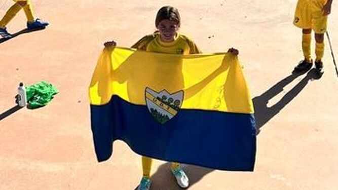 La tesorillera Valentina García, con la bandera de su club