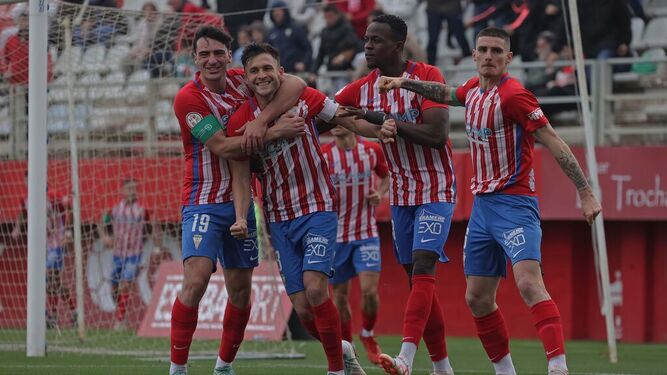 El Algeciras celebra el gol de Iván ante el Alcoyano.