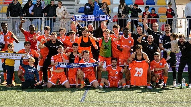 Los jugadores del Vélez, la mayoría jovencísimos, celebran el empate en Lebrija