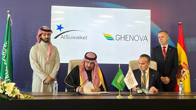 Imagen de la firma de la alianza entre Ghenova y AlSuwaiket para establecerse en el mercado de Arabia Saudi.