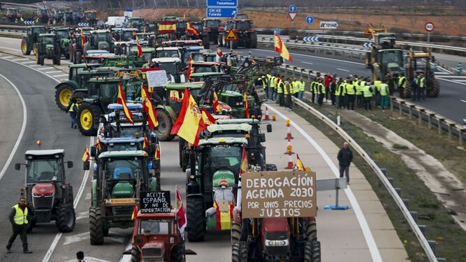 Concentración de tractores en la A-4 a la altura de Madridejos (Toledo)
