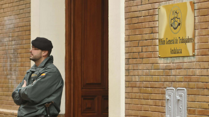 Un guardia civil a las puertas de la UGT-A, durante un registro en diciembre de 2013.