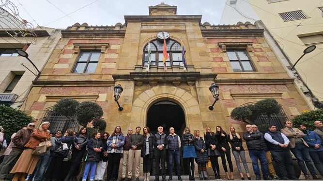 Cinco minutos de silencio a las puertas del Ayuntamiento de Algeciras en señal de duelo por el asesinato de Rocío.