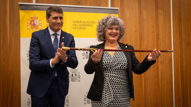 Blanca Flores, tras tomar posesión de su bastón de mando de manos del delegado del Gobierno en Andalucía, Pedro Fernández, a su lado.