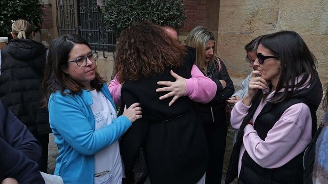 Momentos de dolor en Algeciras por el asesinato de Rocío en l'Alfàs del Pi.