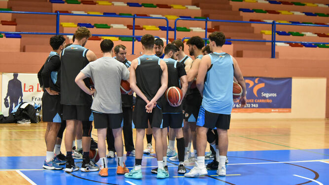 Vicente González conversa con sus jugadores durante un entrenamiento