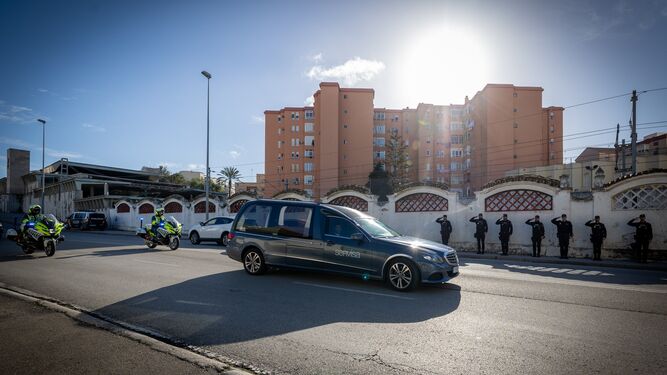 Llegada del féretro de uno de los guardias civiles asesinados a la Comandancia de la Guardia Civil de Cádiz.