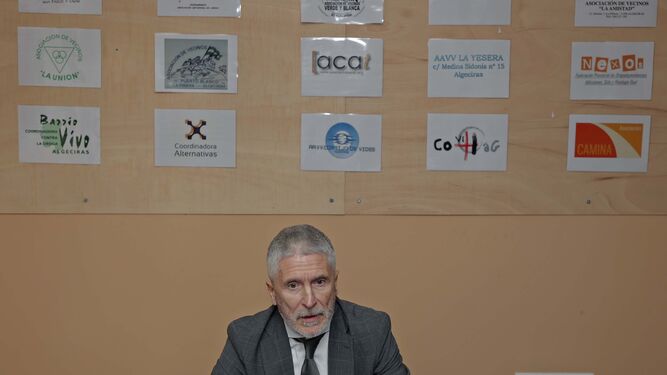 Fernando Grande-Marlaska, durante la entrevista, ante los carteles de diversos colectivos ciudadanos en la asociación de vecinos Los Toreros, en Algeciras.