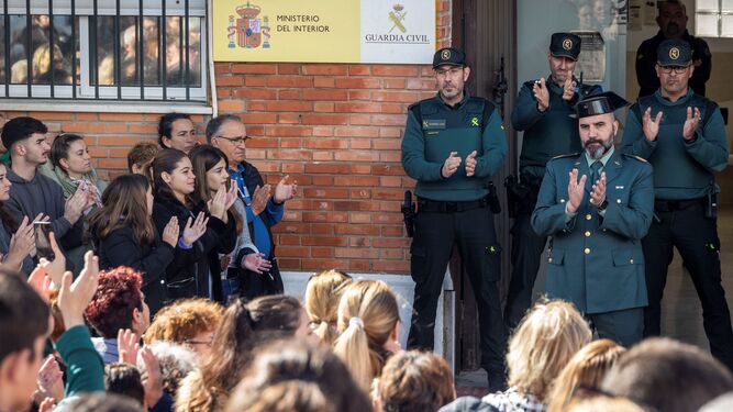 Los barbateños fueron al cuartel de la Guardia Civil a ovacionar a los agentes.