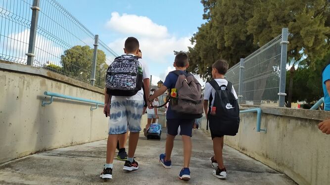 Alumnos entrando en un colegio de San Fernando.