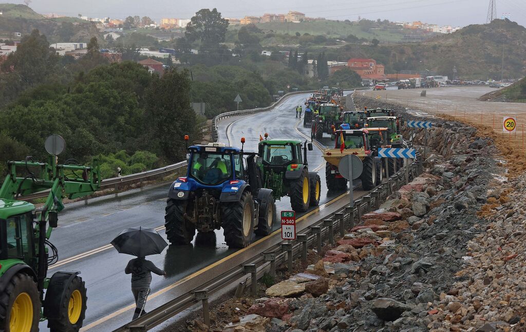 El corte del acceso sur de Algeciras por los tractoristas de C&aacute;diz, en im&aacute;genes