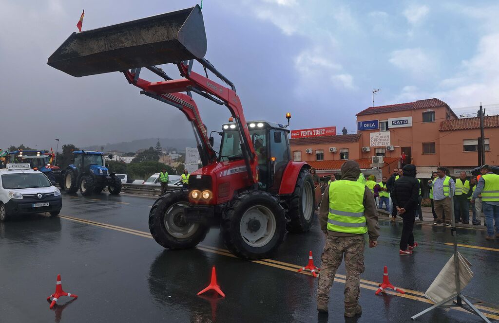 El corte del acceso sur de Algeciras por los tractoristas de C&aacute;diz, en im&aacute;genes