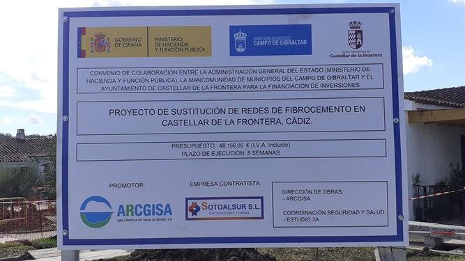 El cartel de la obra para sustituir las redes de fibrocemento en Castellar.