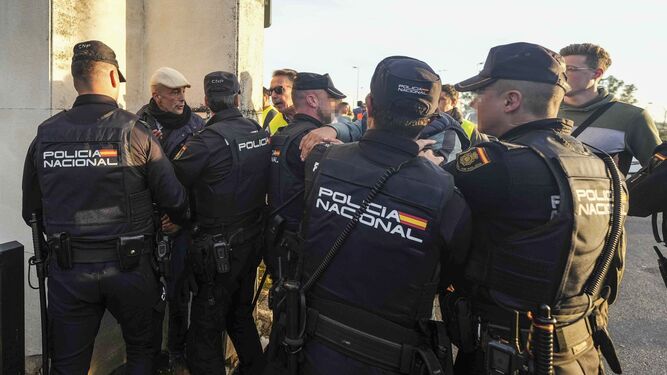 Un detenido y dos identificados en Córdoba en una protesta antes de la entrega de un premio a Luis Planas