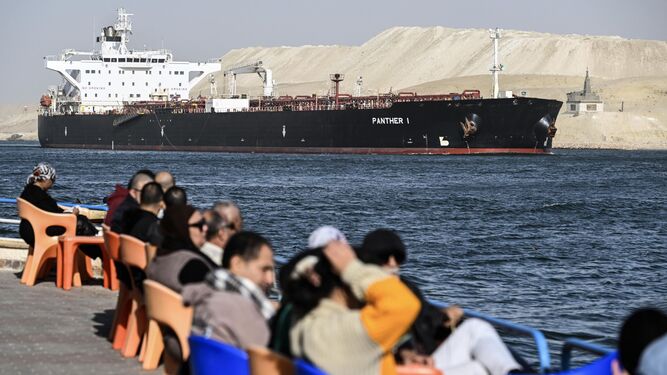Un buque atraviesa el Canal de Suez, en Egipto.