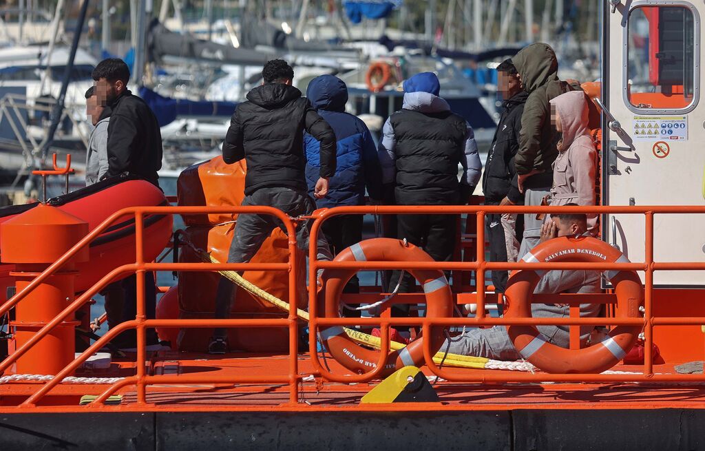 Im&aacute;genes de los migrantes trasladados al puerto de Algeciras por Salvamento Mar&iacute;timo