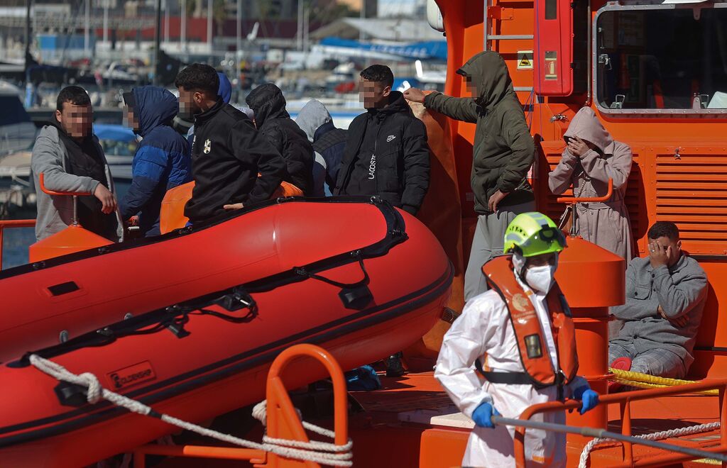 Im&aacute;genes de los migrantes trasladados al puerto de Algeciras por Salvamento Mar&iacute;timo