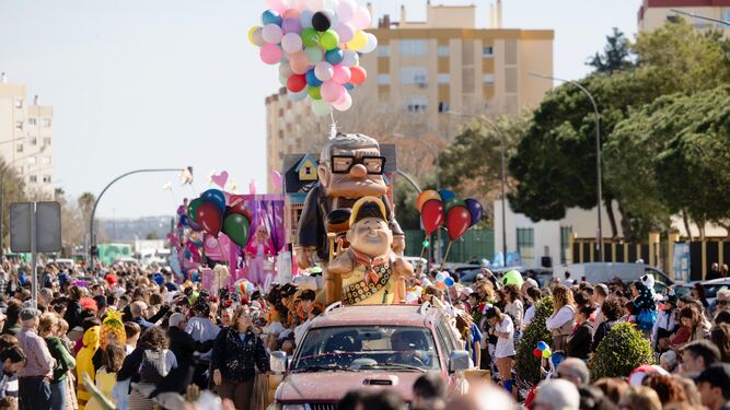 Carroza de Up y de Barbie, en la cabalgata de Carnaval de San Fernando.