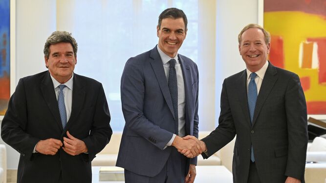 José Luis Escrivá, ministro de Transformación Digital; el presidente del Gobierno, Pedro Sánchez; y Brad Smith, presidente de Microsoft