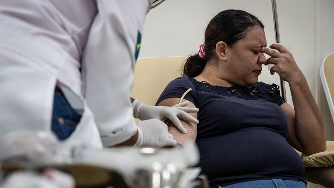 Una mujer es asistida en un centro sanitario especializado en dengue en Brasil, donde la enfermedad es endémica.