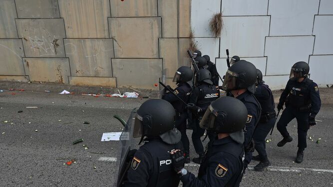 Policías, con las protecciones que se reclaman para La Línea., durante una manifestación en Algeciras.