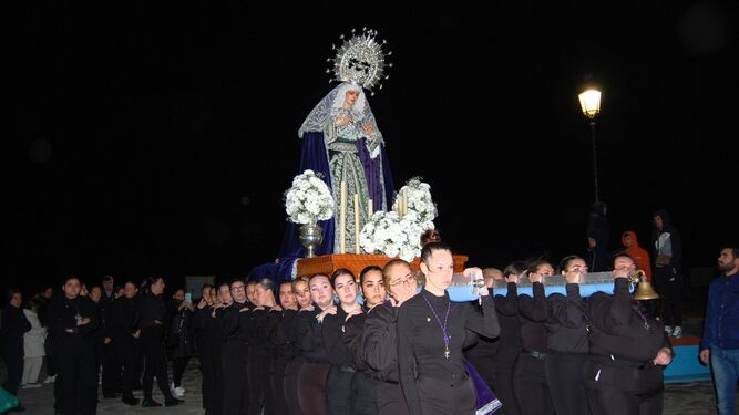 La Dolorosa, cargada por mujeres, a las puertas de la parroquia del Carmen en La Línea