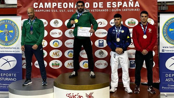 El algecireño Sergio Michán , con la medalla y el diploma que le acreditan como campeón de España