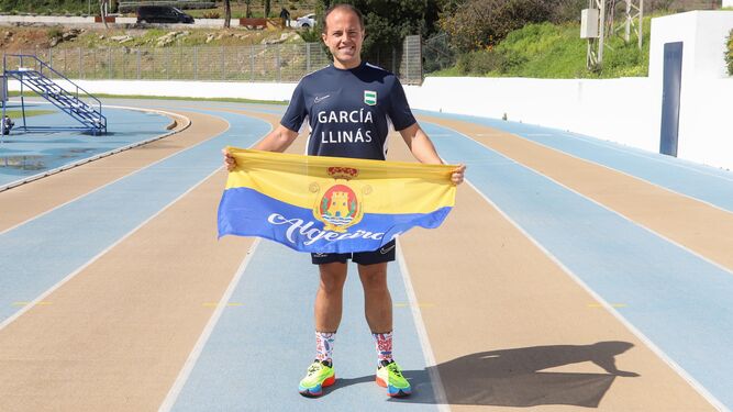 Javier García, con la bandera de Algeciras, en las pistas Enrique Talavera