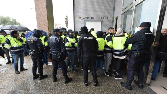 Trabajadores de Acerinox, este lunes a las puertas del Palacio de Justicia de Algeciras.