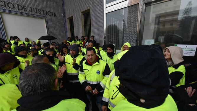 Los trabajadores de Acerinox a las puertas de los juzgados de Algeciras, este lunes.