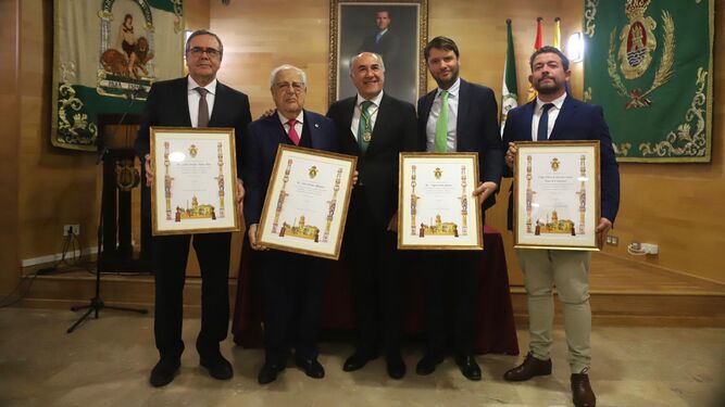 Los cuatro homenajeados en Algeciras, con Landaluce en el centro.